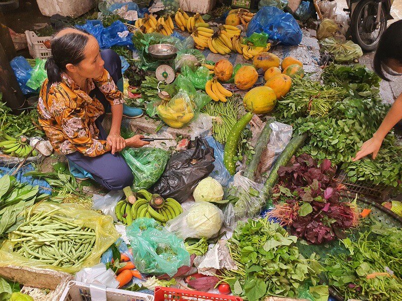 "Choáng váng" với giá rau xanh sau bão số 10 tại Hà Nội, bà nội trợ “bấm bụng” mua từng bữa