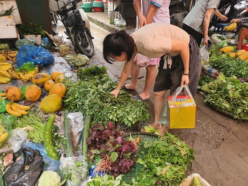 "Choáng váng" với giá rau xanh sau bão số 10 tại Hà Nội, bà nội trợ “bấm bụng” mua từng bữa