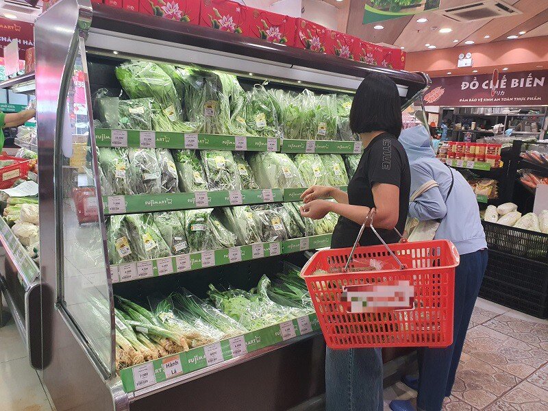 "Choáng váng" với giá rau xanh sau bão số 10 tại Hà Nội, bà nội trợ “bấm bụng” mua từng bữa