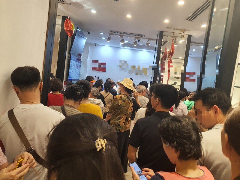 Giá vàng tăng cao chót vót, nhiều người băn khoăn trước khi quyết định việc này