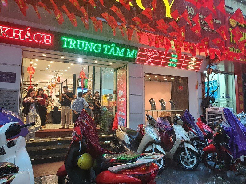 Giá vàng tăng cao chót vót, nhiều người băn khoăn trước khi quyết định việc này