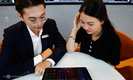 VN-Index giảm mạnh vào cuối phiên