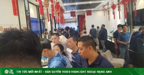 Giá bạc tăng không tưởng, loạt cửa hàng ở Hà Nội thu tiền trước hẹn năm sau đến lấy hàng