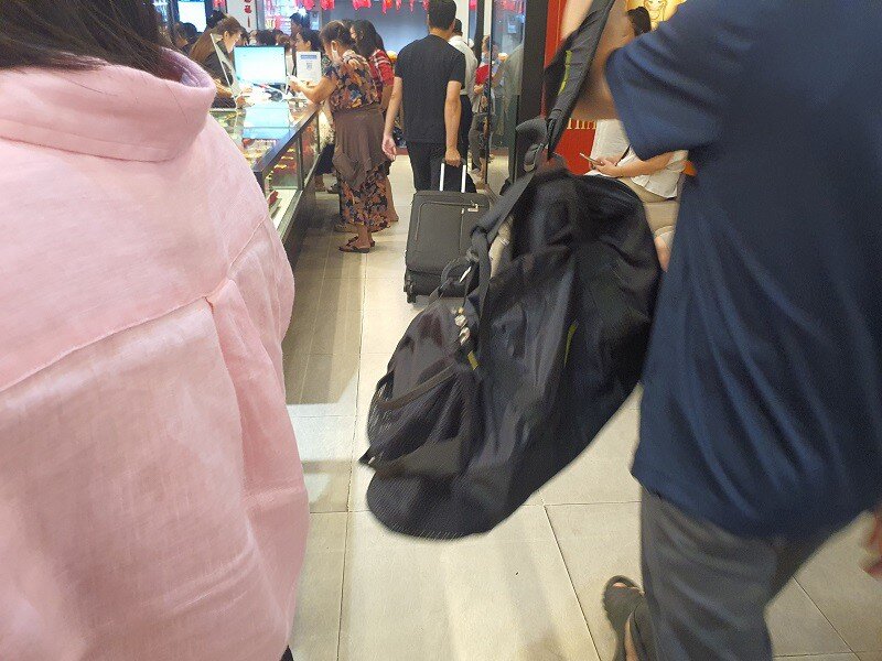 Giá bạc tăng không tưởng, loạt cửa hàng ở Hà Nội thu tiền trước hẹn năm sau đến lấy hàng