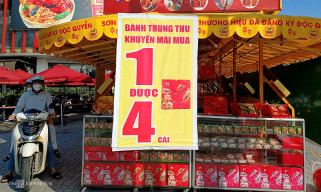 Sạp bánh trung thu truyền thống bên đường hết thời hoàng kim