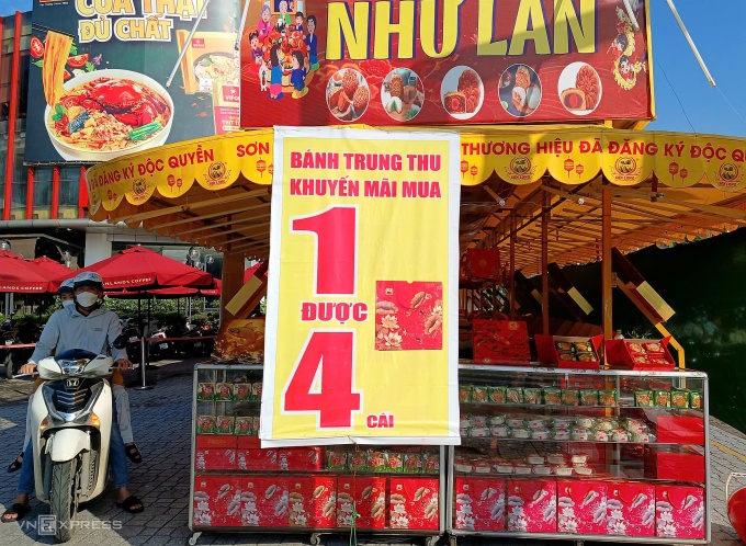 Sạp bánh trung thu truyền thống bên đường hết thời hoàng kim