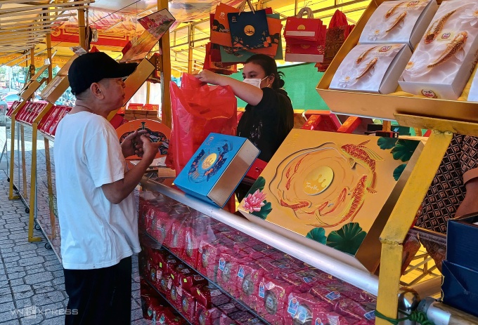 Sạp bánh trung thu truyền thống bên đường hết thời hoàng kim