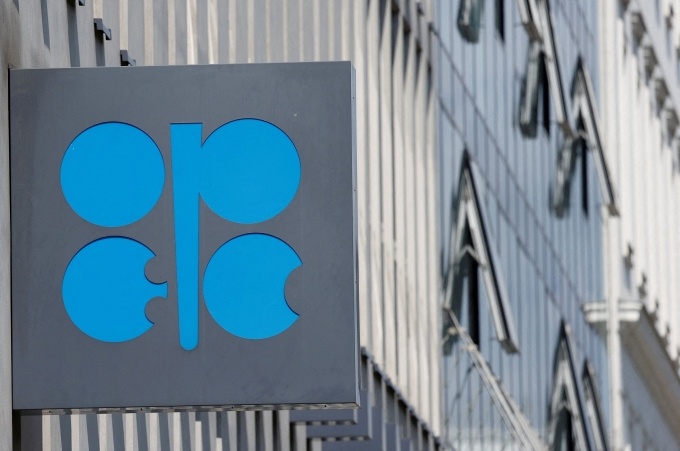 OPEC+ vẫn tăng sản xuất dầu, bất chấp dư cung