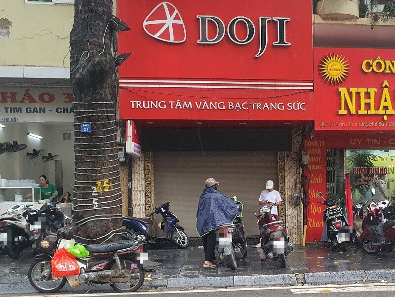 Giá vàng chiều 7/10: Tăng chóng mặt, loạt tiệm vàng có động thái mới khiến nhiều người quay xe