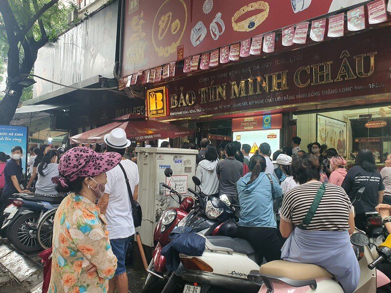 Giá vàng chiều 8/10: Tăng chạm mốc 142,5 triệu đồng/lượng, tiệm vàng chưa mở cửa đã “đuổi bớt” khách