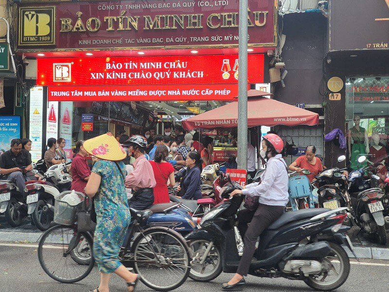 Giá vàng chiều 8/10: Tăng chạm mốc 142,5 triệu đồng/lượng, tiệm vàng chưa mở cửa đã “đuổi bớt” khách