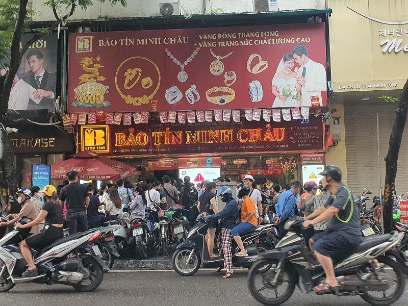 Giá vàng chiều 8/10: Tăng chạm mốc 142,5 triệu đồng/lượng, tiệm vàng chưa mở cửa đã “đuổi bớt” khách