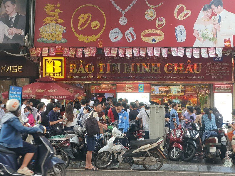 Giá vàng chiều 8/10: Tăng chạm mốc 142,5 triệu đồng/lượng, tiệm vàng chưa mở cửa đã “đuổi bớt” khách