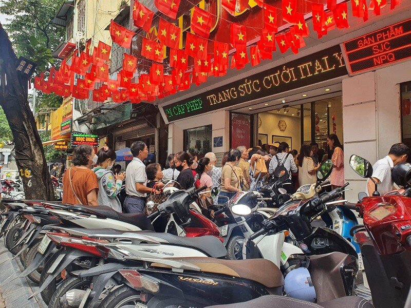 Giá vàng chiều 8/10: Tăng chạm mốc 142,5 triệu đồng/lượng, tiệm vàng chưa mở cửa đã “đuổi bớt” khách