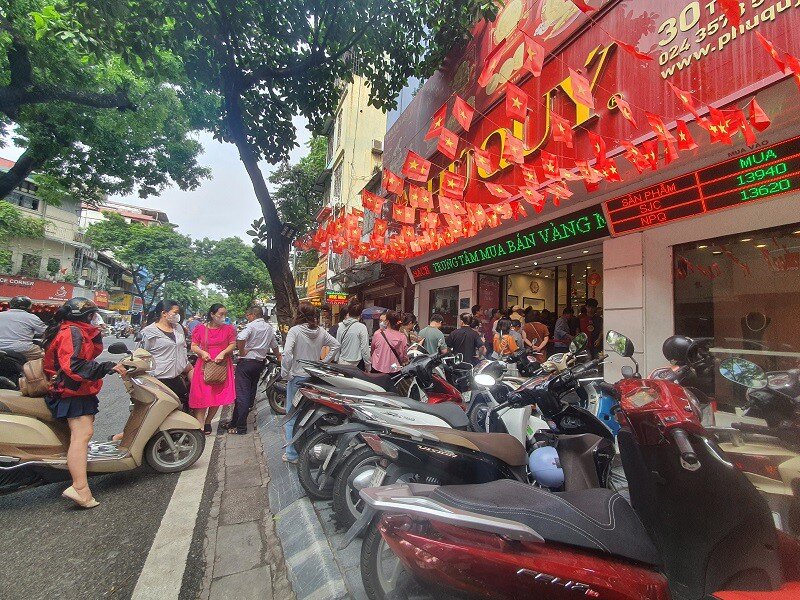 Giá vàng chiều 8/10: Tăng chạm mốc 142,5 triệu đồng/lượng, tiệm vàng chưa mở cửa đã “đuổi bớt” khách