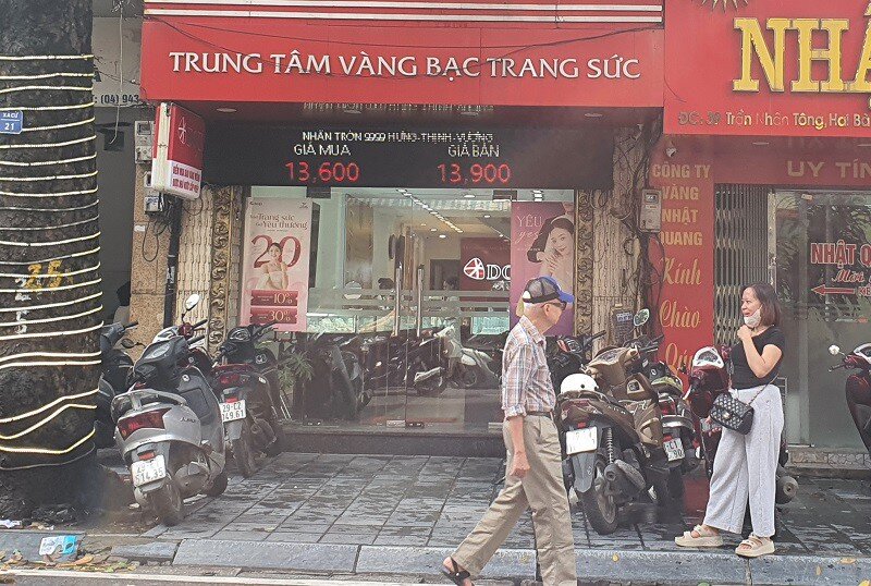 Giá vàng chiều 8/10: Tăng chạm mốc 142,5 triệu đồng/lượng, tiệm vàng chưa mở cửa đã “đuổi bớt” khách