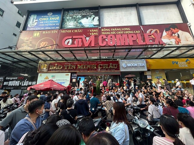 Giá vàng lập đỉnh mới: Người dân xếp hàng chờ mua vàng tại Hà Nội