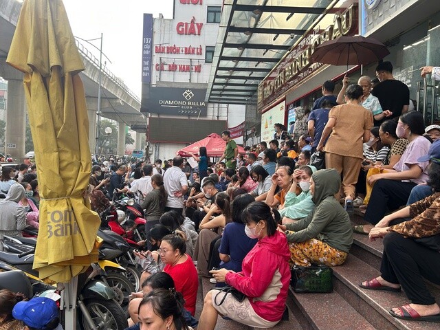 Giá vàng lập đỉnh mới: Người dân xếp hàng chờ mua vàng tại Hà Nội