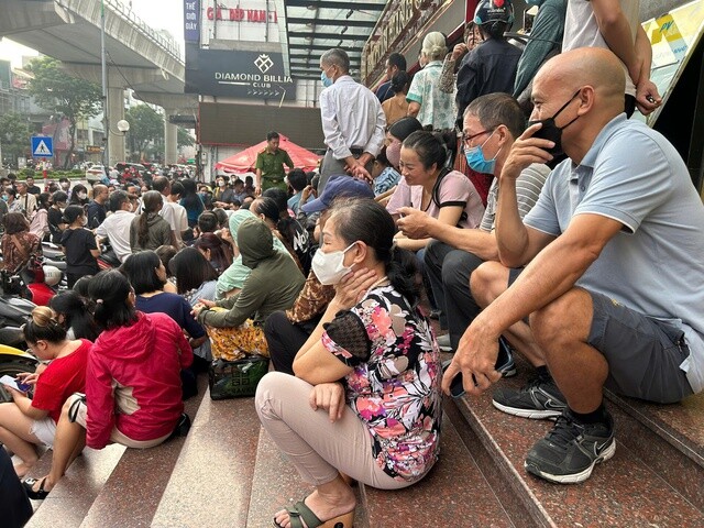 Giá vàng lập đỉnh mới: Người dân xếp hàng chờ mua vàng tại Hà Nội