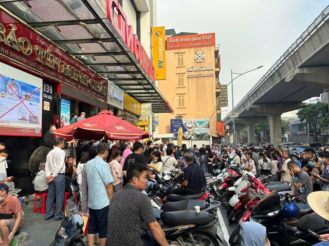 Giá vàng lập đỉnh mới: Người dân xếp hàng chờ mua vàng tại Hà Nội