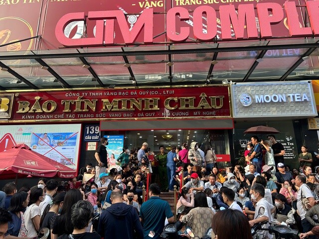 Giá vàng lập đỉnh mới: Người dân xếp hàng chờ mua vàng tại Hà Nội