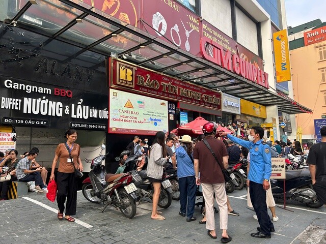 Giá vàng lập đỉnh mới: Người dân xếp hàng chờ mua vàng tại Hà Nội