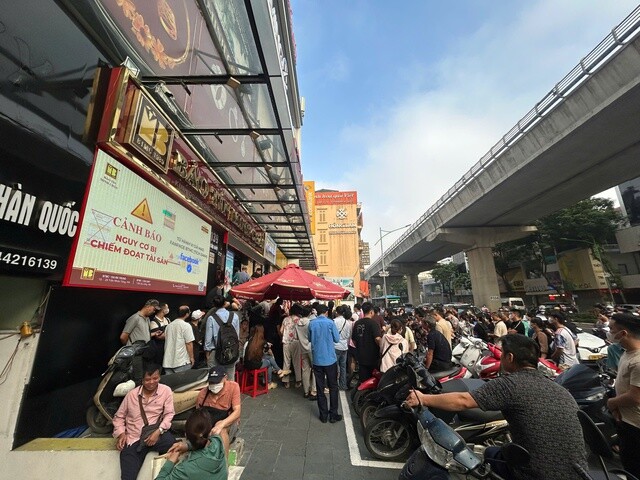 Giá vàng lập đỉnh mới: Người dân xếp hàng chờ mua vàng tại Hà Nội