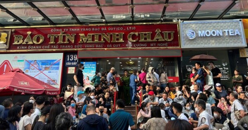 Giá vàng lập đỉnh mới: Người dân xếp hàng chờ mua vàng tại Hà Nội