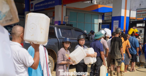 Thái Nguyên: Người dân xếp hàng dài, mang can nhựa đi mua xăng... để chạy máy phát