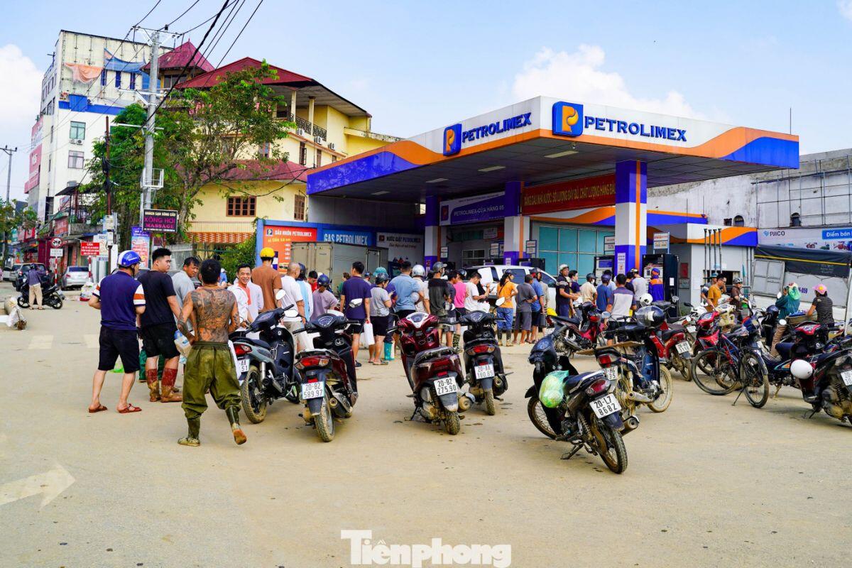 Thái Nguyên: Người dân xếp hàng dài, mang can nhựa đi mua xăng... để chạy máy phát
