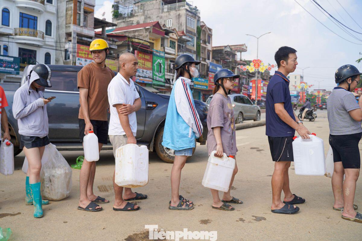 Thái Nguyên: Người dân xếp hàng dài, mang can nhựa đi mua xăng... để chạy máy phát