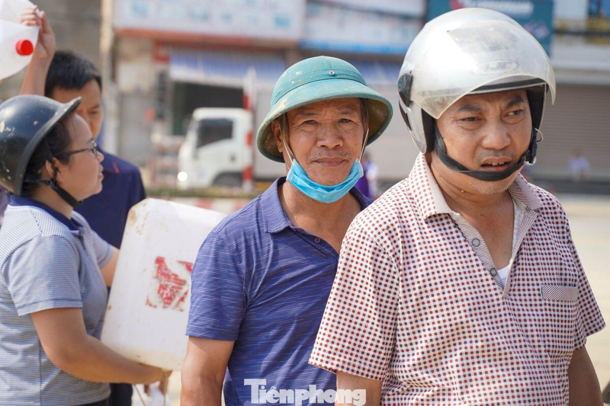 Thái Nguyên: Người dân xếp hàng dài, mang can nhựa đi mua xăng... để chạy máy phát