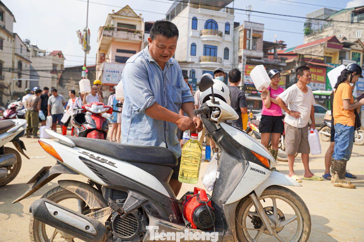 Thái Nguyên: Người dân xếp hàng dài, mang can nhựa đi mua xăng... để chạy máy phát