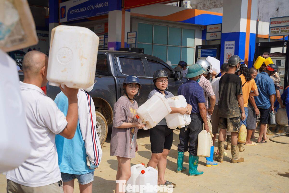 Thái Nguyên: Người dân xếp hàng dài, mang can nhựa đi mua xăng... để chạy máy phát