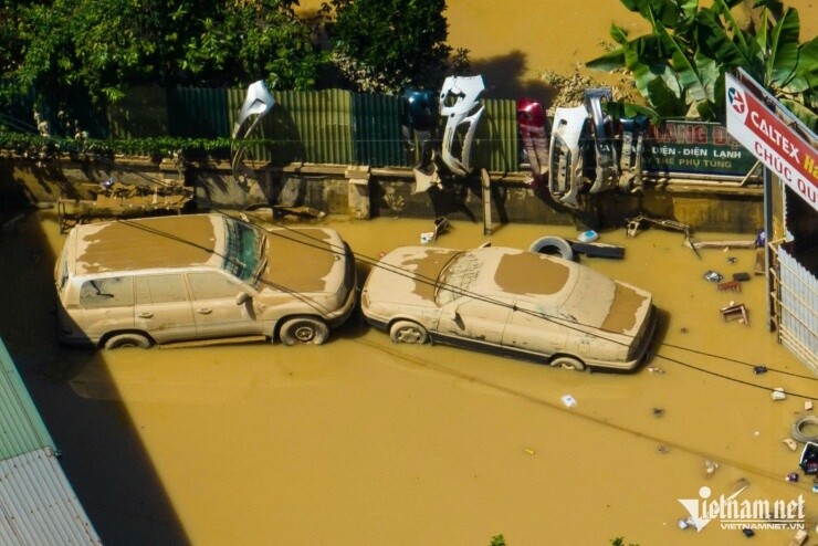 Loạt ô tô 'tan nát' sau khi nổi lên từ bùn lầy ở Thái Nguyên