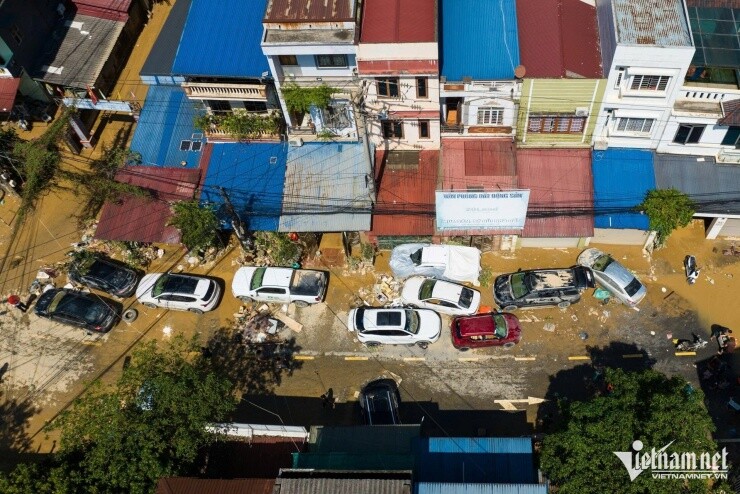 Loạt ô tô 'tan nát' sau khi nổi lên từ bùn lầy ở Thái Nguyên