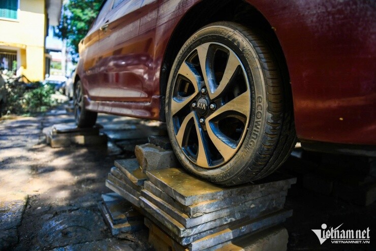 Loạt ô tô 'tan nát' sau khi nổi lên từ bùn lầy ở Thái Nguyên