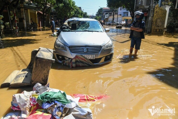 Loạt ô tô 'tan nát' sau khi nổi lên từ bùn lầy ở Thái Nguyên