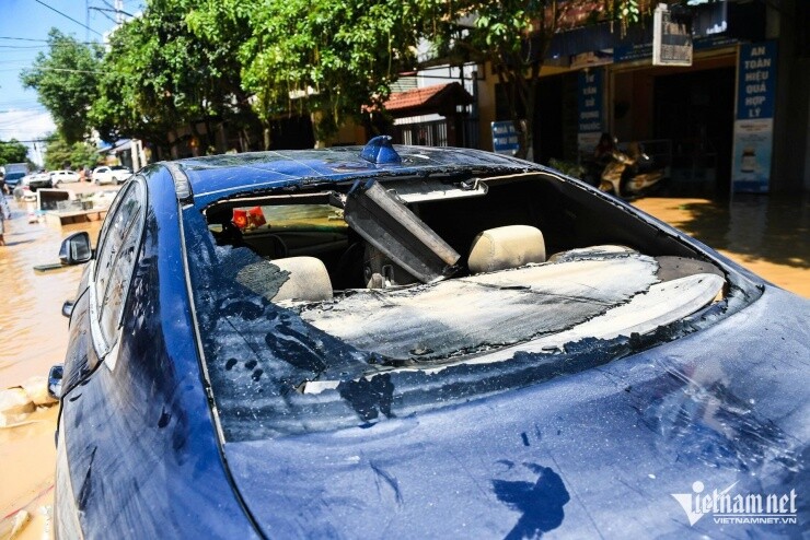 Loạt ô tô 'tan nát' sau khi nổi lên từ bùn lầy ở Thái Nguyên