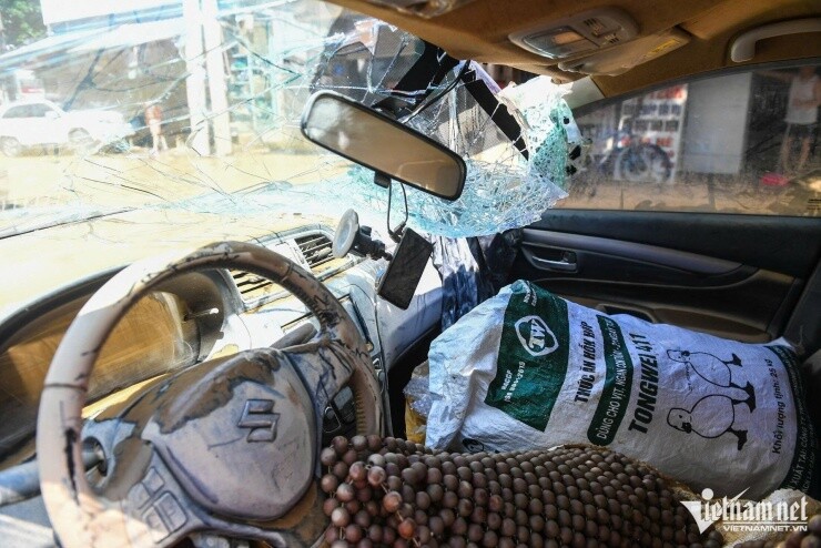 Loạt ô tô 'tan nát' sau khi nổi lên từ bùn lầy ở Thái Nguyên