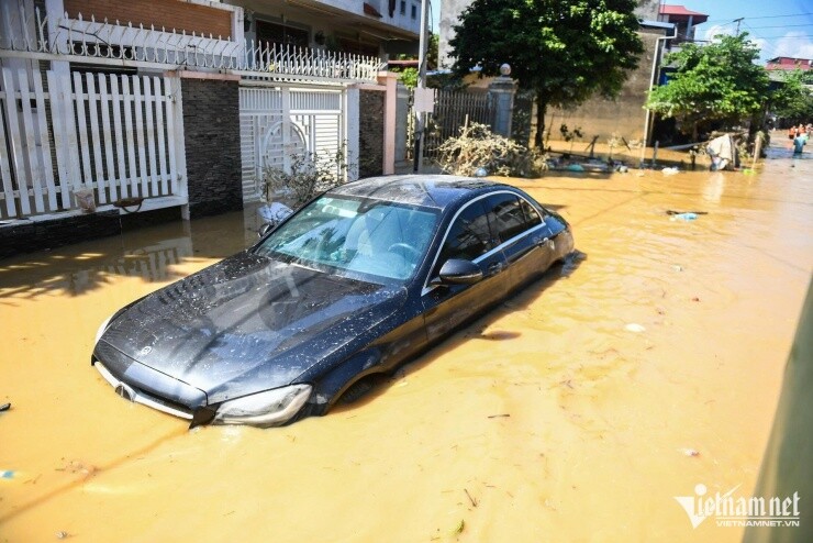 Loạt ô tô 'tan nát' sau khi nổi lên từ bùn lầy ở Thái Nguyên