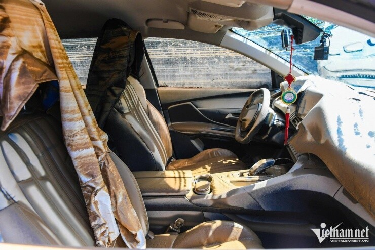 Loạt ô tô 'tan nát' sau khi nổi lên từ bùn lầy ở Thái Nguyên