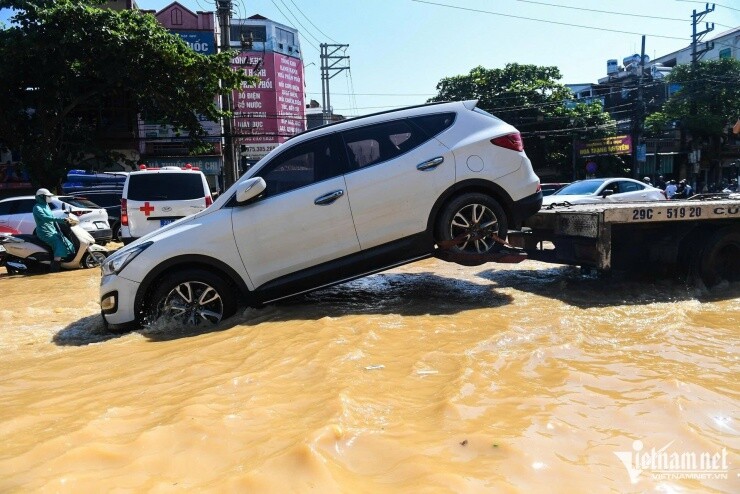 Loạt ô tô 'tan nát' sau khi nổi lên từ bùn lầy ở Thái Nguyên