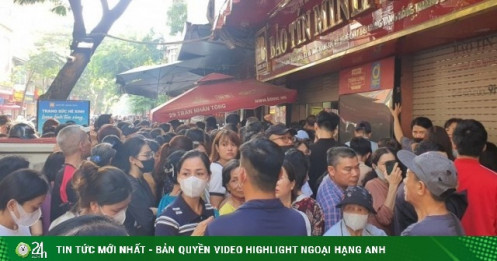 Giá vàng ngày 10/10: Quay đầu giảm mạnh, cửa hàng vàng “vỡ trận” không thể mở cửa đón khách