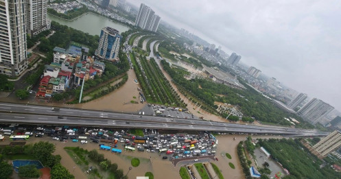 Vì sao Hà Nội bị 'nhấn chìm' sau trận mưa lớn?