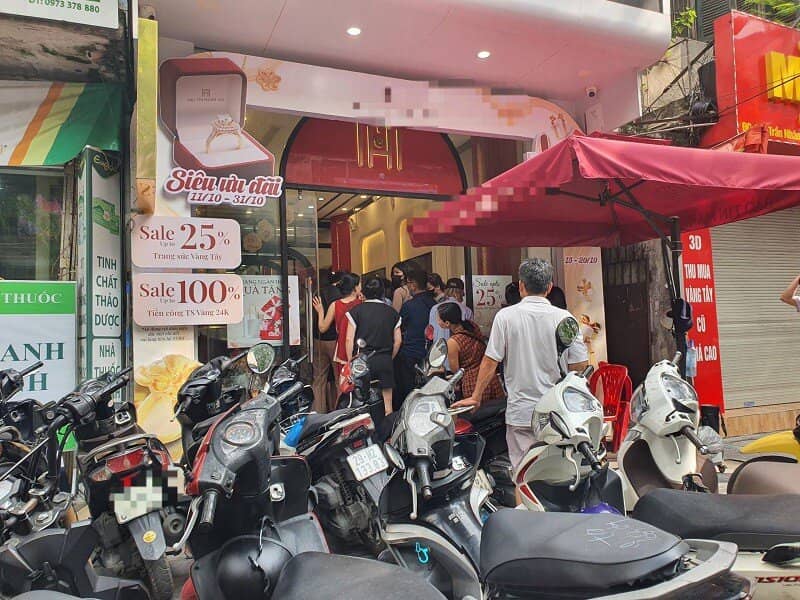Giá vàng chiều 13/10: Tăng vượt mốc 144 triệu đồng/lượng, loạt tiệm vàng có động thái mới, nhiều người “ăn vạ” không muốn về