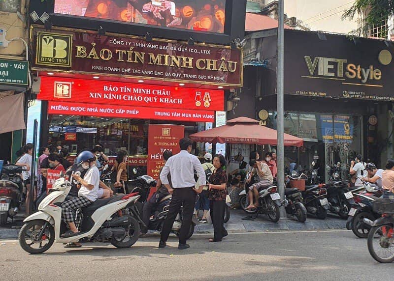 Giá vàng chiều 13/10: Tăng vượt mốc 144 triệu đồng/lượng, loạt tiệm vàng có động thái mới, nhiều người “ăn vạ” không muốn về
