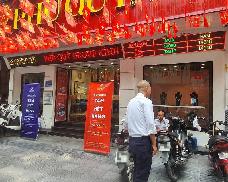 Giá vàng chiều 13/10: Tăng vượt mốc 144 triệu đồng/lượng, loạt tiệm vàng có động thái mới, nhiều người “ăn vạ” không muốn về