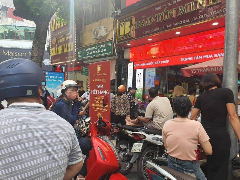 Giá vàng chiều 13/10: Tăng vượt mốc 144 triệu đồng/lượng, loạt tiệm vàng có động thái mới, nhiều người “ăn vạ” không muốn về
