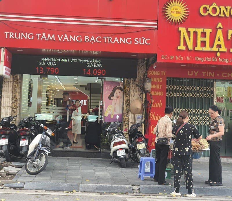 Giá vàng chiều 13/10: Tăng vượt mốc 144 triệu đồng/lượng, loạt tiệm vàng có động thái mới, nhiều người “ăn vạ” không muốn về